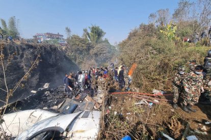 Personal de rescat treballant al lloc de l’accident, a prop de Pokhara, ahir al matí.