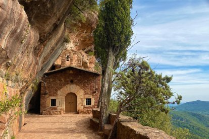 L'ermita de Sant Roc és del segle XVI i es troba sortint de Prades.