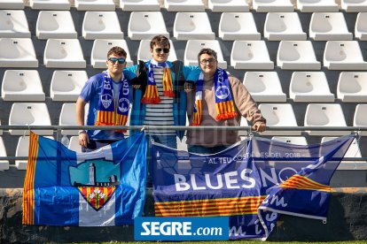 Tres aficionats del Lleida Esportiu acompanyen l'equip a Eivissa