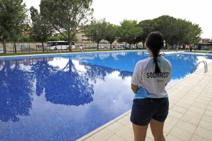 Les piscines de Balàfia van obrir al matí amb l’única presència dels socorristes i el personal.