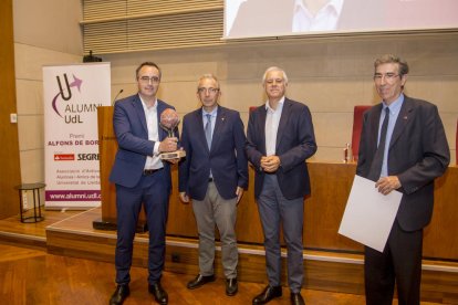 L’enginyer Sergio Callen al costat de Delfí Robinat, Josep Maria Sentís i Jaume Puy.