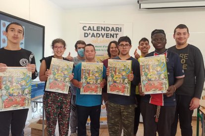 Alumnes de l’escola Alba de Tàrrega sostenint el calendari.