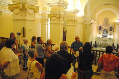 Imagen de la visita da ayer a la iglesia de la Asunción. 