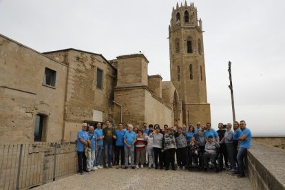 Empleats de CaixaBank van acompanyar ahir un grup d’usuaris de la Fundació Aspamis durant una visita a la Seu Vella.