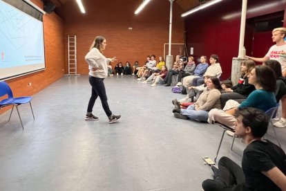 Moment d’una sessió formativa de dilluns a l’Aula de Teatre.