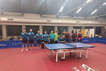 Los jugadores del Asisa Borges Vall y del Leka Enea Irun, ayer antes del partido que los enfrentó.