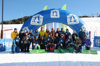  Rafael Mombiedro, segundo por la izquierda, posó junto a los participantes en la tercera edición del Trofeo Blanca Fernández Ochoa.