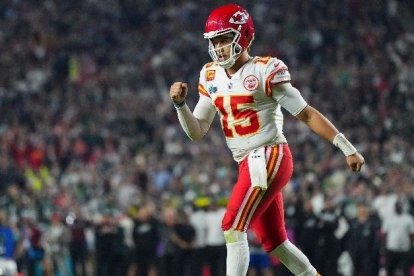 Patrick Mahomes celebra una jugada durante la LVII Super Bowl entre los Kansas City Chiefs y Philadelphia Eagles.