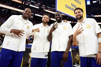 Jugadores de los Warriors muestran sus anillos de campeón.