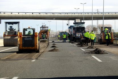 Màquines treballant en la millora del ferm de l'A-2 a Cervera en sentit Barcelona