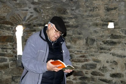 Joan Antoni Baron, unos de los promotores de Vall Ferrera Lllegeix, con un libro dentro de la ermita Sant Quirc d'Alins.