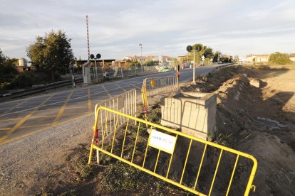 Imagen de las obras para eliminar el paso a nivel de la C-13 en Térmens. 