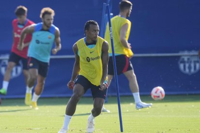 Jules Koundé, ahir durant l’entrenament.