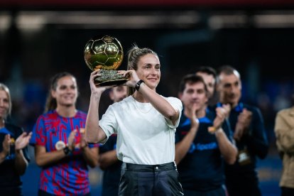 Alexia Putellas muestra a la afición el Balón de Oro que le concedieron el pasado lunes.