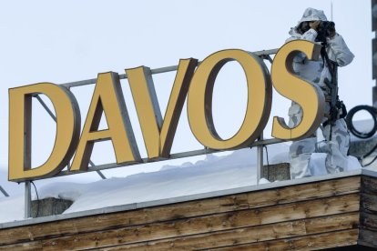 Personal de seguretat vigilant l’entorn de la cimera de Davos.