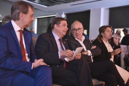 El alcalde de Binéfar, Alfonso Adán, el ministro de Agricultura, Luis Planas, y Josep Antoni Duran Lleida.