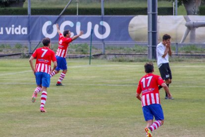 Jugadores del Pobla celebran un gol, en una imagen de archivo.