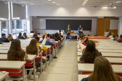 Alumnes a punt d’iniciar les Proves d’Aptitud Pedagògica de l’abril passat.