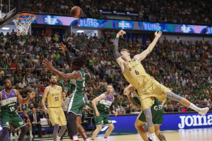 Vesely disputa un rebot davant d’Osetkowski.