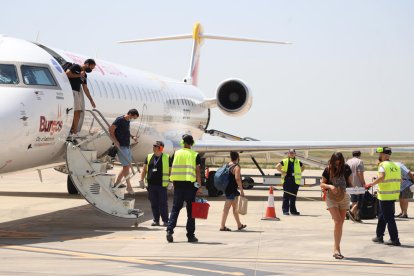 Passatgers del primer vol que va arribar a Alguaire des de Menorca el juliol de l’any passat.