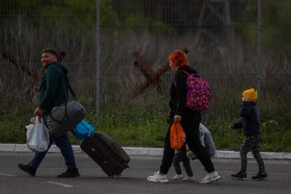 Imatge d’arxiu d’una família de refugiats arribant a un estacionament a Zaporíjia.