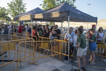 El cámping de Tàrrega registró ayer largas colas desde las ocho de la tarde para acceder al festival.