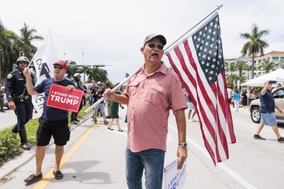 Partidaris de Donald Trump es concentren davant el Palau de Justícia de Miami.