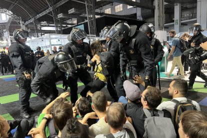 Els Mossos d’Esquadra desallotgen un grup de manifestants que va aconseguir entrar al saló.