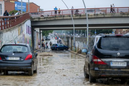 Diversos cotxes atrapats en un carrer per les inundacions als carrers de Terrassa.