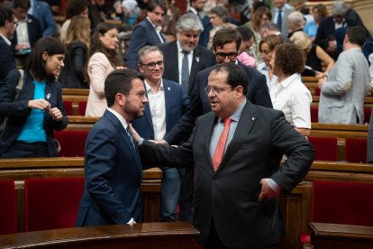 El president, Pere Aragonès, i el conseller d’Interior, Joan Ignasi Elena, al ple d’ahir.