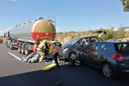 Els serveis d’emergència ahir després de l’accident a l’Ampolla.