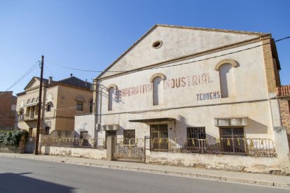 L’edifici de la Humanitària, en primer terme, i la rectoria, que també acollirà equipaments.