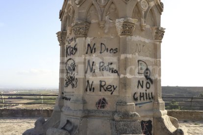 Les pintades que han aparegut a la base del Sagrat Cor d'Alguaire