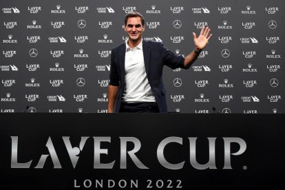 Federer, ahir saludant els periodistes abans de comparèixer.