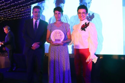 Elisabet Farrero entre Miquel Noguer y Carme Ruscalleda en la gala celebrada en Vilablareix.