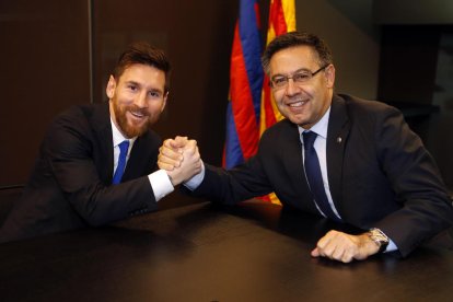 Leo Messi i Josep Maria Bartomeu, en la firma de renovació del contracte el 2017.