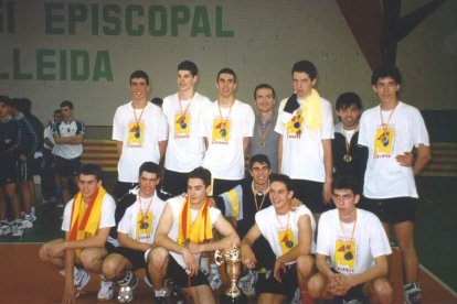 Ángel Martín, assegut a l’esquerra, celebra amb el Rodi Balàfia Vòlei l’ascens a Superlliga 2 el 2022.