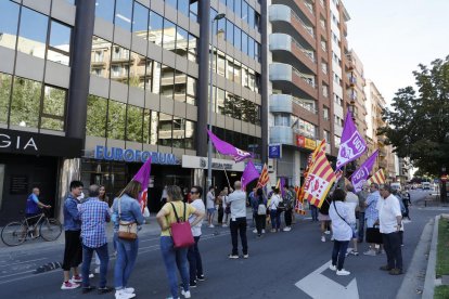 Els membres d’UGT es van concentrar davant de la delegació del Govern a Lleida.