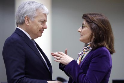 El comissari europeu de Justícia i Consum, Didier Reynders, i la ministra de Justícia portuguesa, Catarina Sarmento e Castro, a l'inici d'un consell de Justícia i Assumptes Interiors de la UE a Brussel·les.