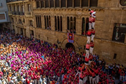 Centenars de persones van omplir ahir la plaça Paeria per assistir a la diada castellera en l’última jornada de la festa major.