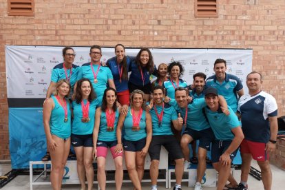 Els nadadors del club lleidatà posen amb les medalles.