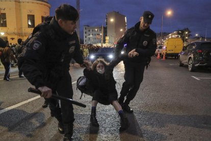 Moment de la detenció d’una jove en una de les protestes que van tenir lloc ahir a Moscou.