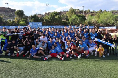 La plantilla del Mollerussa celebra con su afición el título de Liga y el ascenso de categoría.