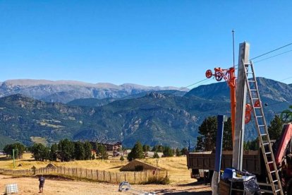 El nuevo telearrastre en la zona de debutantes de Port del Comte, que sustituye uno viejo.