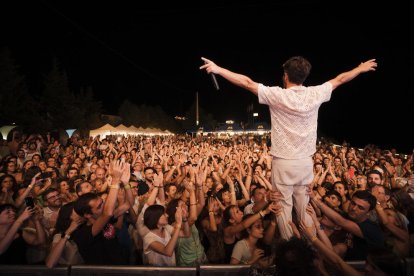 Joan Dausà no va poder evitar saltar entre el públic en la primera nit del Talarn Music Experience.