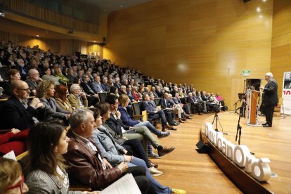 La filla de Joan Oró saluda l’escriptor Josep Vallverdú.