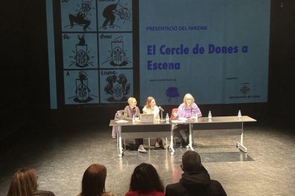 Uno de los momentos de la presentación del fanzine “El cercle de Dones a Escena”.