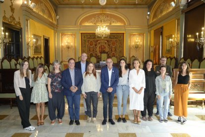 L’alcalde Pueyo, amb representants de la Generalitat i de les entitats que formen La Descomunal.