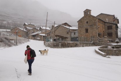 La nevada tiñó ayer de blanco poblaciones del Pirineo como Llessui, en la imagen. 