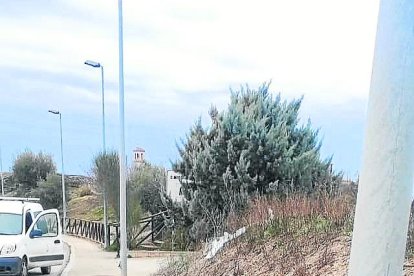 La brigada en un fanal en què han robat cable.